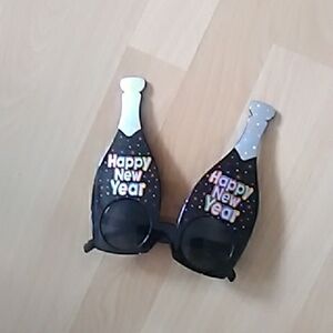 FREE🌕⏩▶Happy New Year Champagne Bottle Glasses